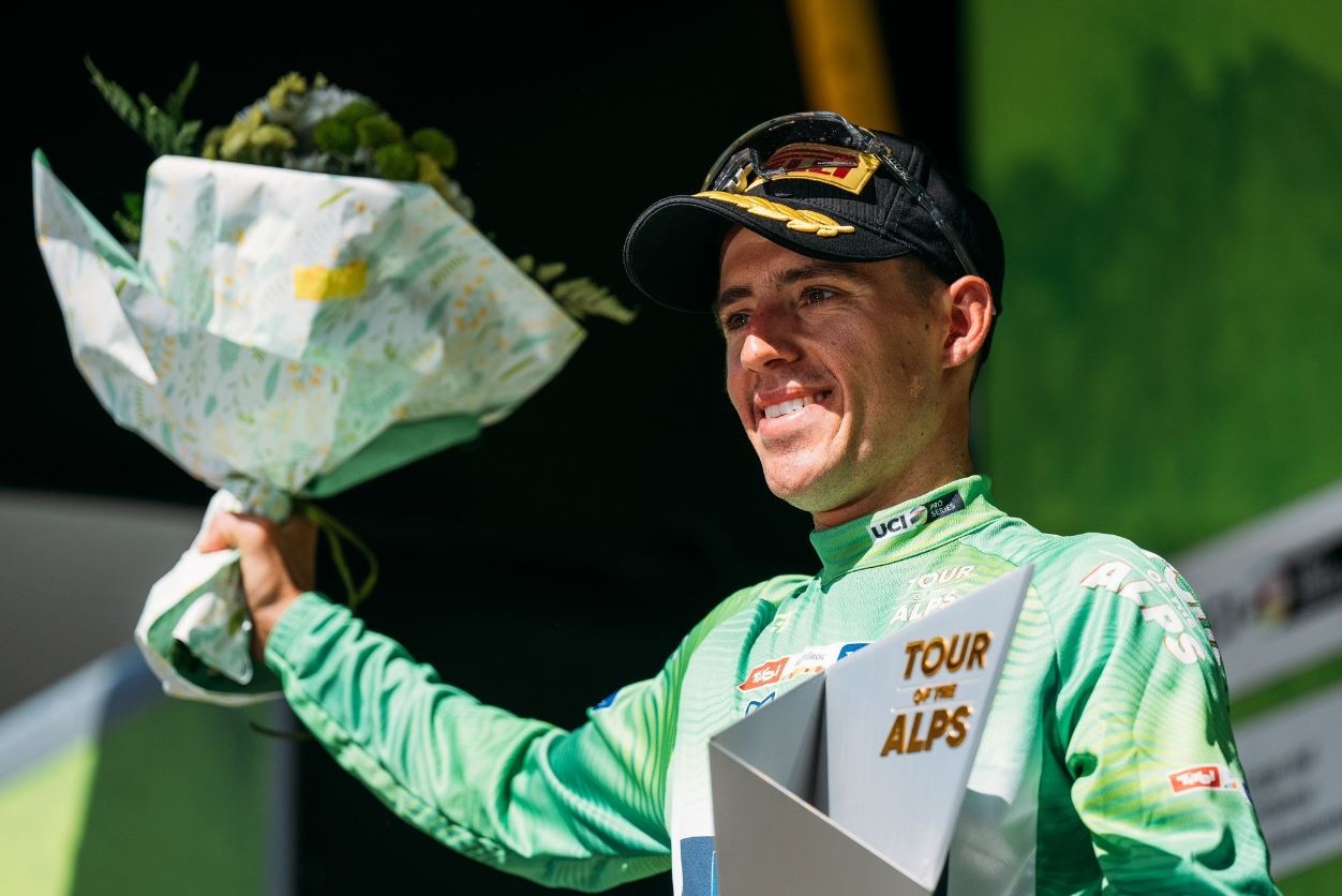 El ciclista lebrijano y bético Juanpe López gana el Tour de los Alpes 2024 
