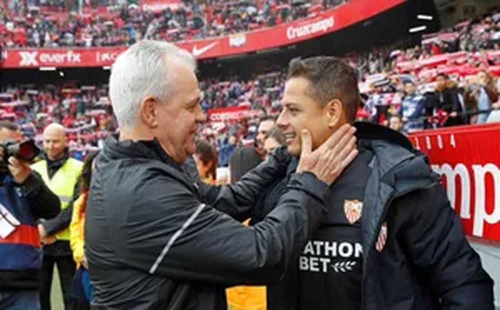 Javier Aguirre saludando al Chicharito Hernández durante un partido en el Ramón Sánchez-Pizjuán   Foto: EFE