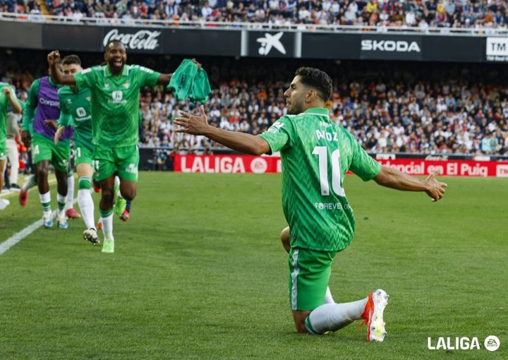 Ayoze clebra el 1-2 que daba la victoria al Real Betis mientrass Bakambu se dirige a felicitarlo.- LaLiga