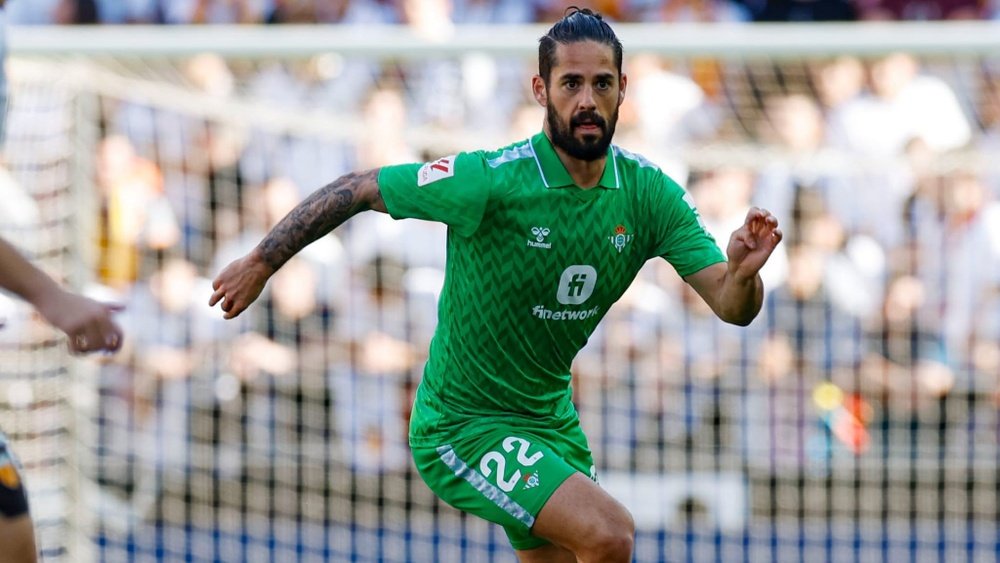 Isco Alarcón conduce el balón en el partido ante el Valencia.-RBB