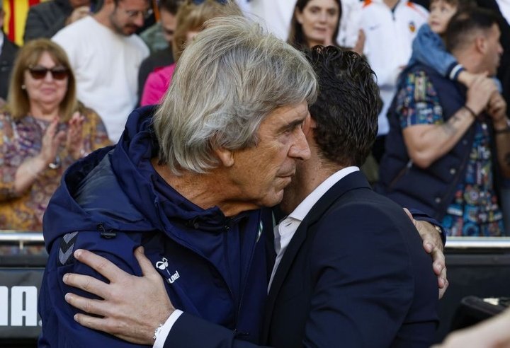 Manuel Pellegrini, se abraza con el Pipo Baraja antes del partido.- LaLiga