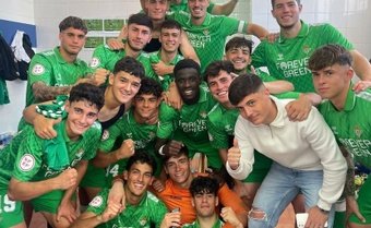 Los juveniles del Real Betis celebran en el vestuario la victoria por 0-5 este domingo en Málaga.- RBB