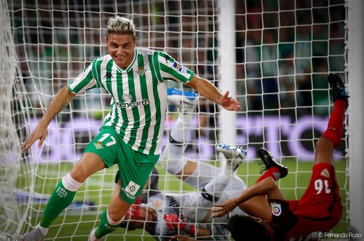 Joaquín celebra el gol del triunfo en el último derbi liguero ganado por el Real Betis en el Villamarín, que puso fin a la peor racha como local de la historia.-  Fernando Ruso