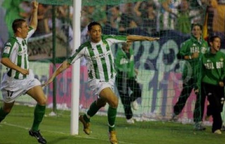 Joaquín corre a celebrar el gol de Oliveira en el derbi de 2005 que pemitió al Betis sumar ocho puntos más que el Sevilla en las cuatro últimas jornadas y arrebatarle la plaza para la Champions.-