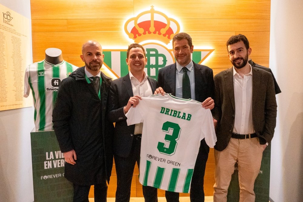Manu Fajardo y Ramón Alarcón, director deportivo y CEO del Real Betis, respectivamente, junto a Salvador Carmona, CEO de Drilab, y Antonio Durán.- RBB