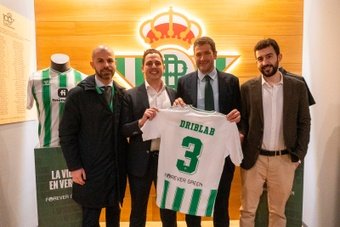 Manu Fajardo y Ramón Alarcón, director deportivo y CEO del Real Betis, respectivamente, junto a  Salvador Carmona, CEO de Drilab, y Antonio Durán.- RBB