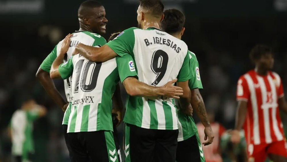 William Carvalho, Canales y Borja Iglesias celebran un gol al Almería en el Benito Villamarín.- Efe