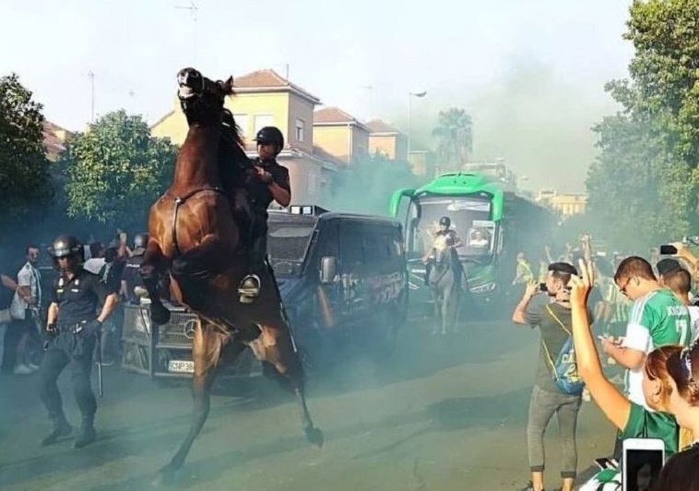 Elk autobús del Real Brtis se dirige al Benito Villamarín escoltado por la Policía, hace unos años.-