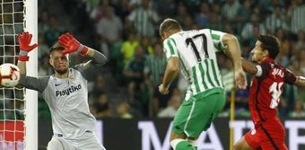 Joaquín anota ante Jesús Navas el gol del triunfo bético en el derbi de septiembre de 2018.- Efe