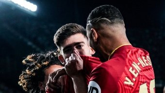 Kike Salas besándose el escudo del Sevilla FC en la celebración de su gol ante el Real Betis  Foto: Sevilla FC