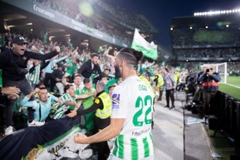 Isco celebra con los aficionados el gol de penalti que ponía al Real Betis con ventaja en el derbi.- Francisco Gordillo