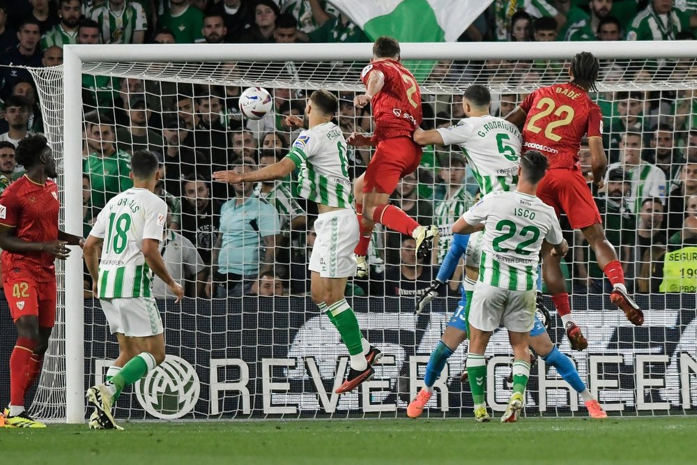 Remate de Kike Salas en el gol del empate del Sevilla FC frente al Real Betis Foto: Sevilla FC