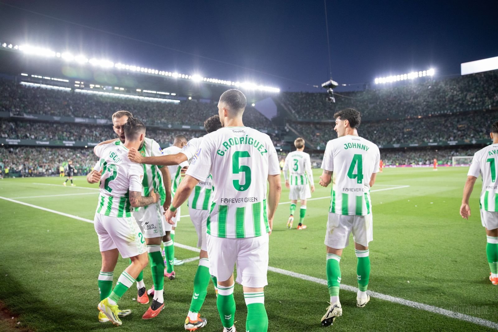 Los jugadores del Real Betis celebran el gol de Isco en el derbi.- Francisco Gordillo