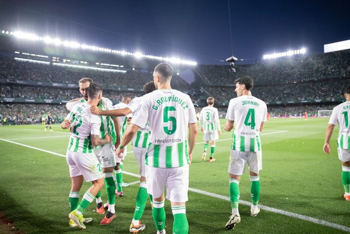 Los jugadores del Real Betis celebran el gol de Isco en el derbi.- Francisco Gordillo