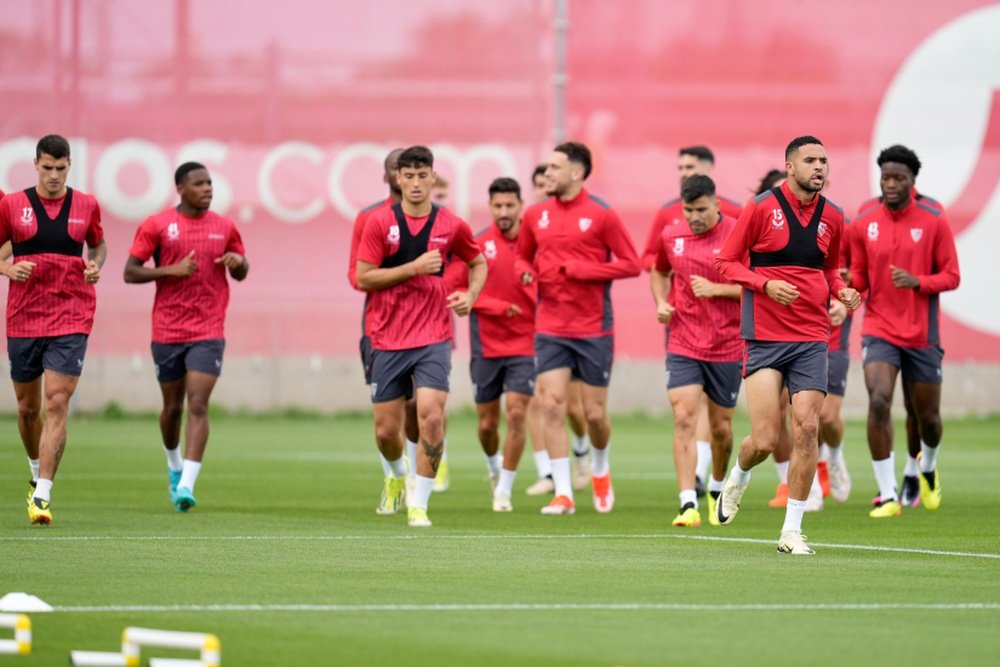 El Sevilla FC se ejercita en la Ciudad Deportiva José Ramón Cisneros Palacios pensando en el partido ante el Granada CF-SFC