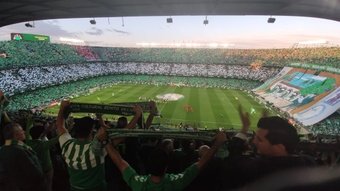 El domingo pasado se dieron cita en el Benito Villamarín 55.770 espectadores para presenciar el derbi.- Arturo E. Parejo
