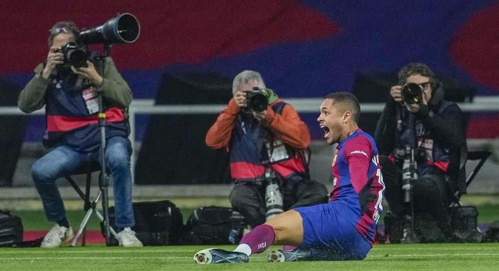 El delantero brasileño del Barcelona Vitor Roque celebra su gol durante el partido de la jornada 20 de LaLiga EA Sports contra Osasuna. EFE/Alejandro García