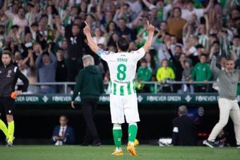 Nabil Fekir celebra con los aficionados béticos el gol logrado ante el Celta hace algo más de un par de semanas.- Francisco Gordillo