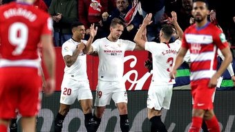 Luuk De Jong celebrando un gol frente al Granada con el Sevilla FC