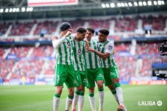 El Real Betis celebra el gol de Ayoze en El Sadar.-LaLiga