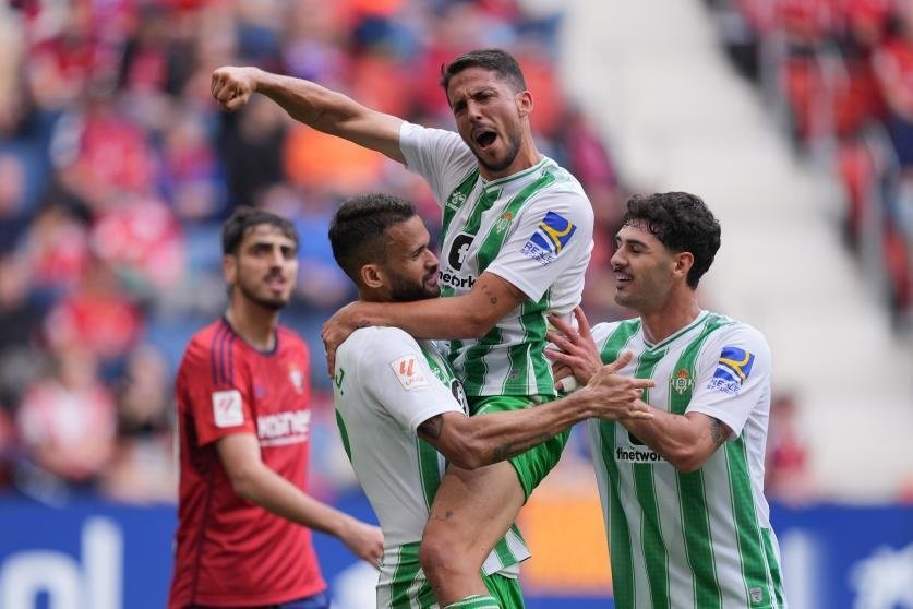 Willian José levanta en brazos a Fornals, autor del segundo gol del Real Betis en El Sadar.- Efe