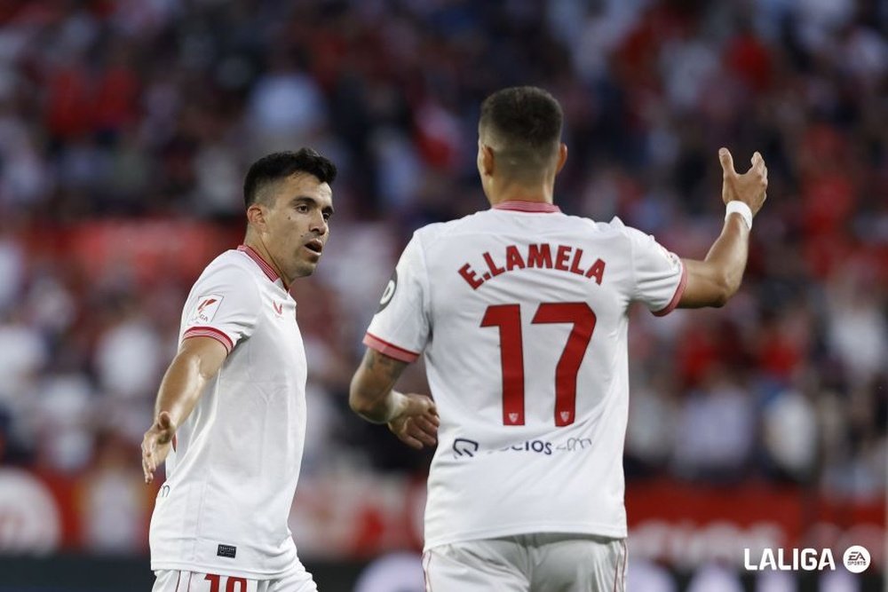 Lamela y Acuña celebrando el primer gol del Sevilla FC ante el Granada Foto: LaLiga