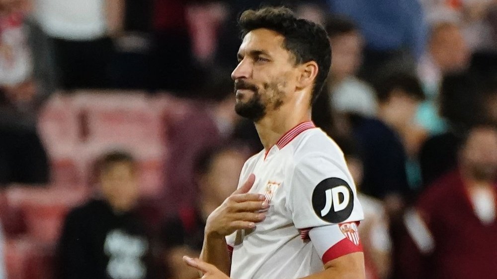 Jesús Navas se toca el escudo del Sevilla .-SFC