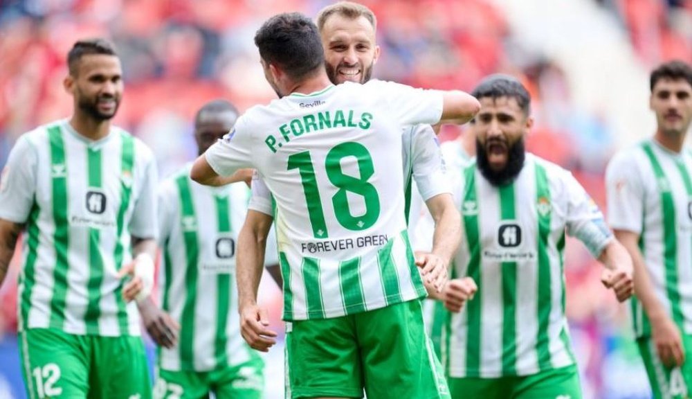 Pezzella se abraza a Fornals tras anotar este el 0-2 que encarrilaba el triunfo bético en Pamplona.- LaLiga