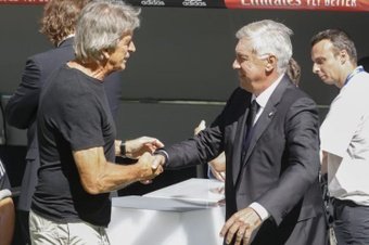 Manuel Pellegrini y Carlo Ancelotti se saludan antes de un Real Madrid - Real Betis en el Santiago Bernabéu.- Efe