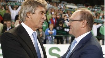 Manuel Pellegrini y Pepe Mel se saludan antes del primer enfrentamiento entre ambos, el 5 de noviembre de 2011 en el Benito Villamarín.- Efe