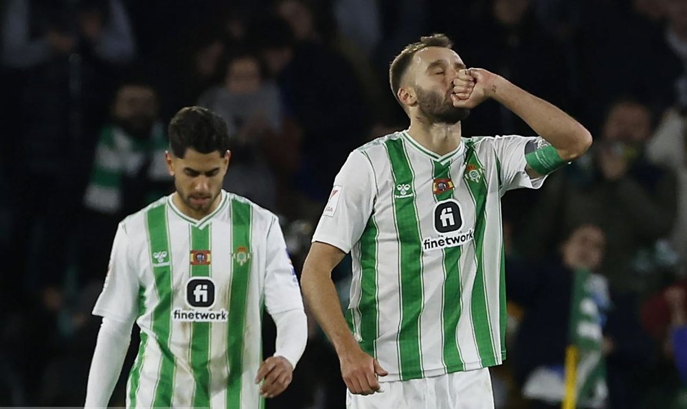 Germán Pezzella celebra un gol junto a Ayoze esta campaña.- Efe