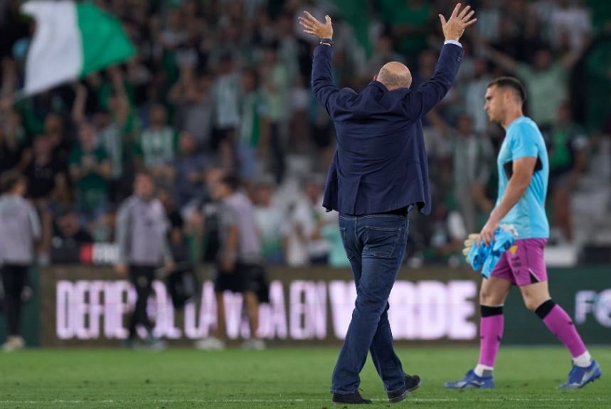 Pepe Mel saluda a los aficionados béticos tras corear estos su nombre en el Benito Villamarín.- RBB