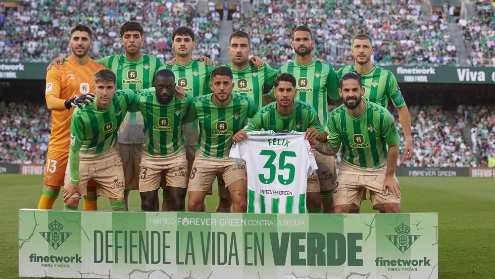 Los futbolistas del Betis posan bajo el lema de Forever Green. RBB