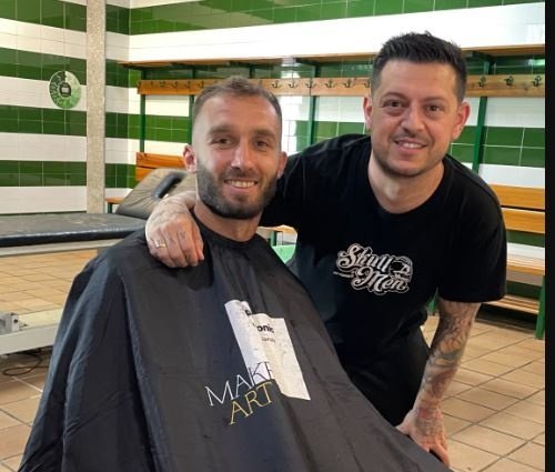 Germán Pezzella no ha entrenado este lunes con el grupo y se ha puesto en manos del peluquero, Víctopr Romero.-  M.G.