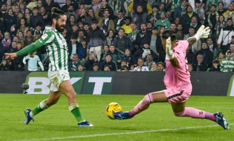 Isco y Álvaro Valles, durante el Real Betis-UD las Palmas de la primera vuelta en el Benito Villamarín.- Raúl Caro / Efe