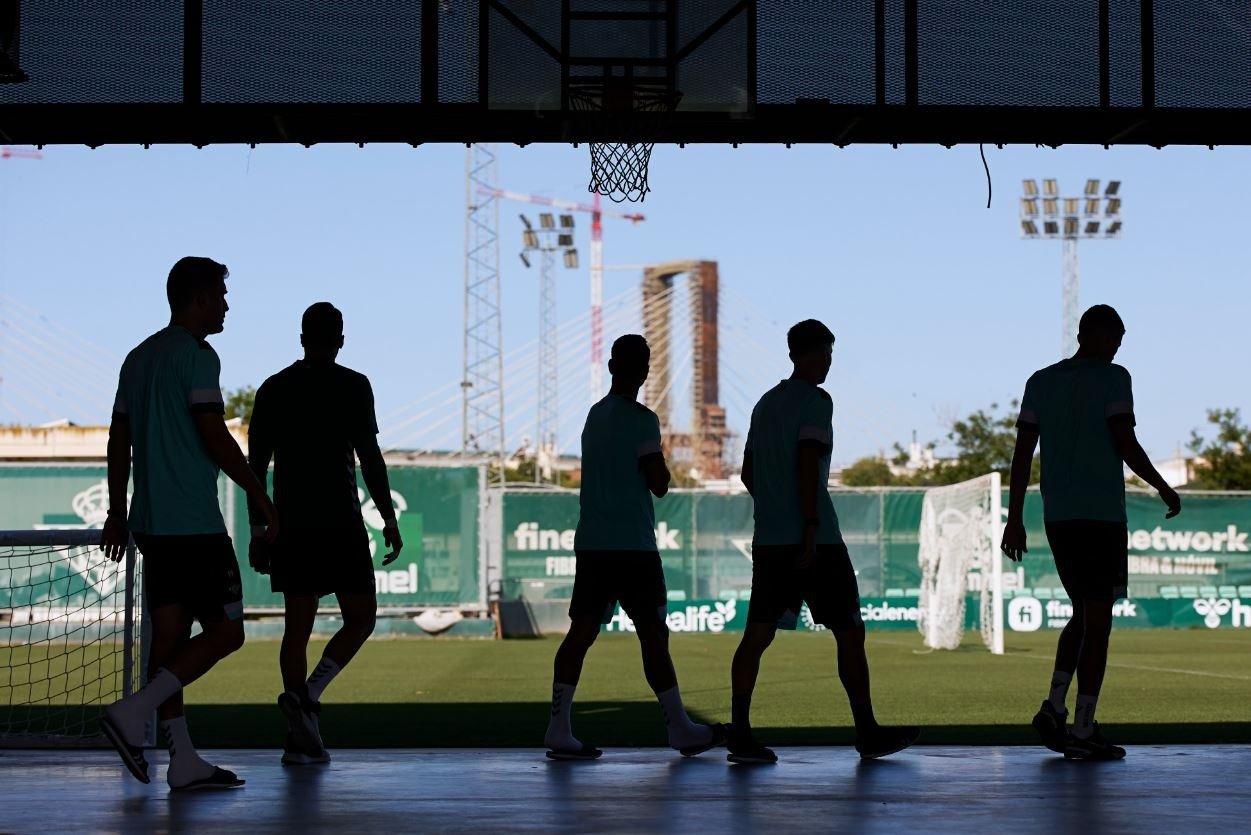Varios jugadores del Real Betis, en el gimnasio de la ciudad deportiva Luis del Sol.  RBB