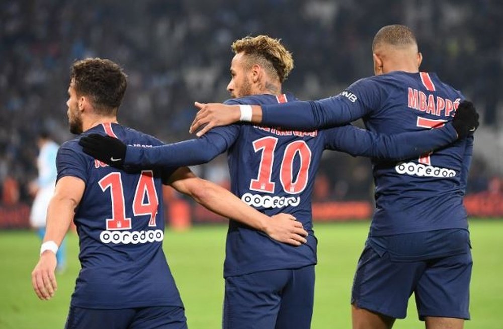 Juan Bernat celebra un gol con Neymar y Mbappe durante su etapa en el PSG, con el que ha jugado 128 partidos.- AFP