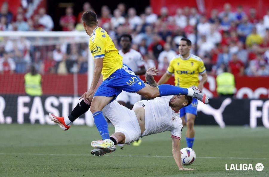 Ocampos en el suelo tras una acción con un jugador del Cádiz CF  Foto: LaLiga