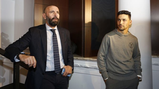 Monchi y Jesús Navas, durante el acto de presentación de la biografía del palaciego Foto: Antonio Pizarro