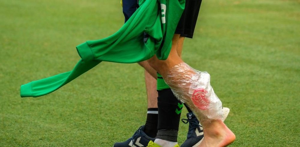 Isco abandona el terreno de juego con hielo en su gemelo tras la patada sufrida por parte de Coco, en una jugada en la que le pitaron falta a él.- Efe