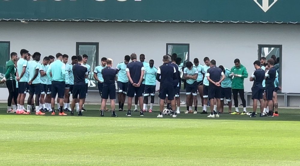 Pellegrini charla conb sus jugadopres antes del entrenamiento de este viernes.- P.G.