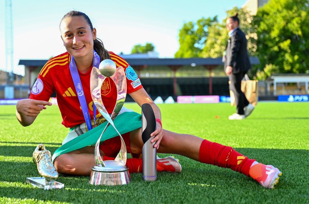 Alba Cerrato con el título de la Eurocopa Sub-17, el MVP del torneo y el trofeo de máxima goleadora
