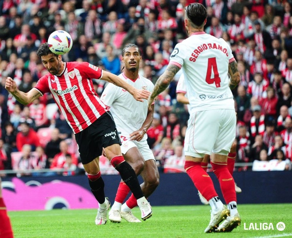 Raúl García rematando en el área ante las miradas de Badé y Sergio Ramos Foto: LaLiga