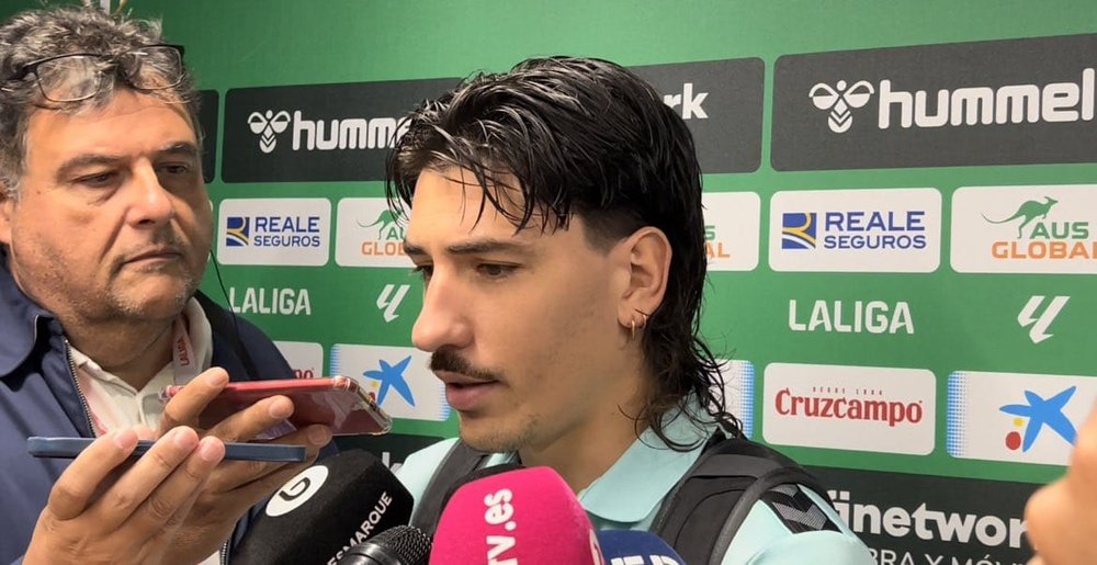 Bellerín en la rueda de prensa posterior al duelo ante la Real. PZ