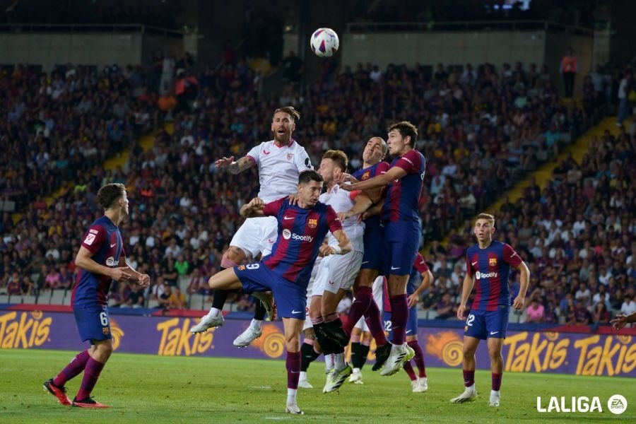 Pugna tras un córner entre jugadores del FC Barcelona y del Sevilla FC  Foto: LaLiga
