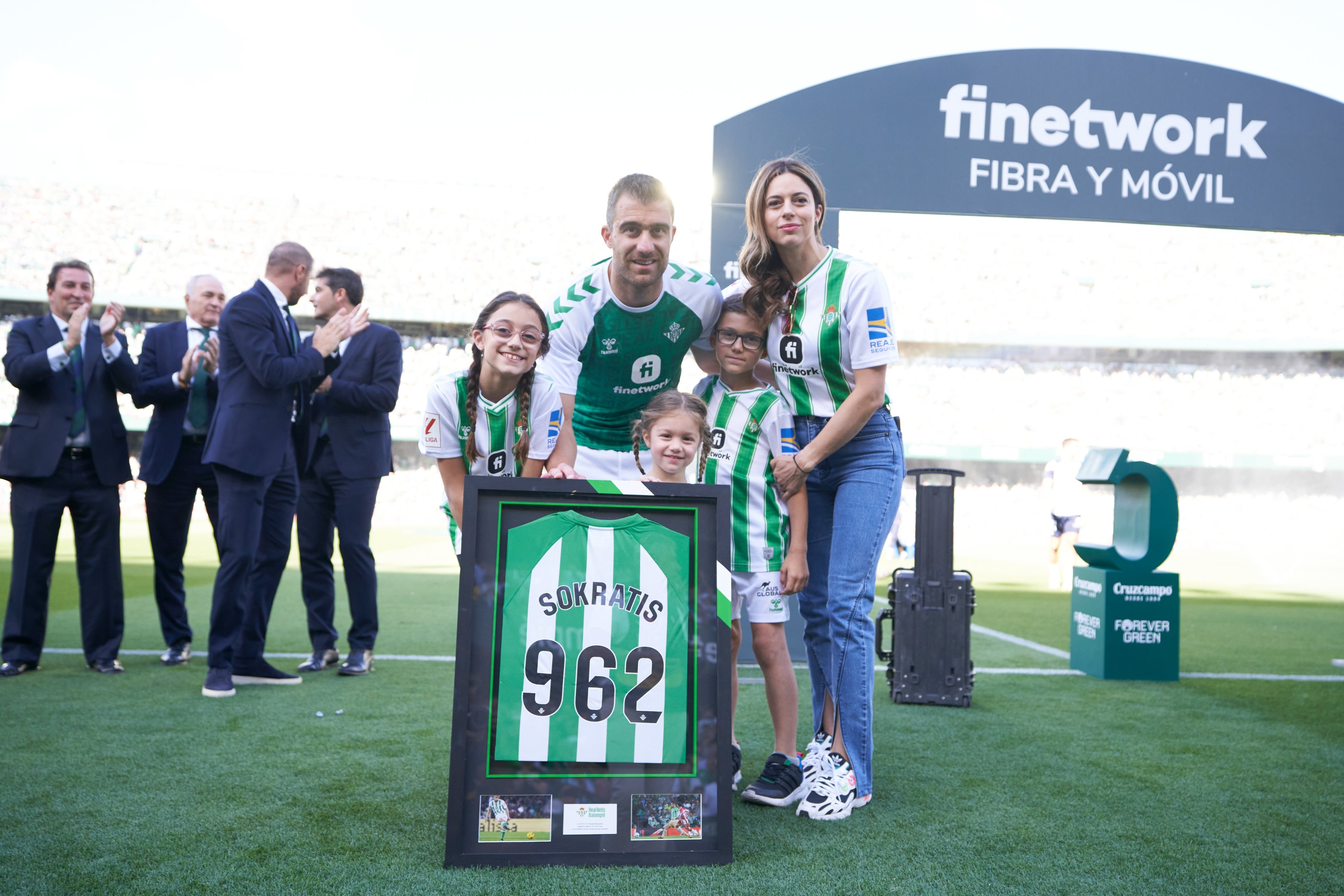 Sokratis junto a su familia en el homenaje recibido por el Betis. RBB