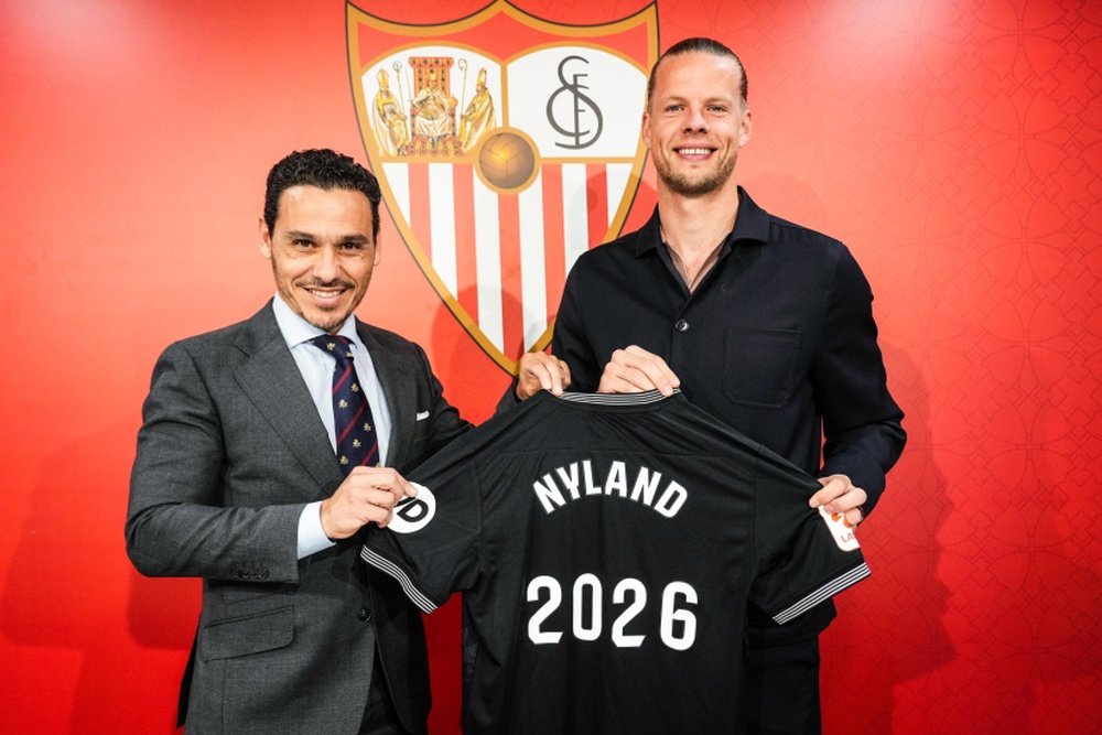 Nyland posando con la camiseta de su renovación junto a Del Nido Carrasco Foto: Sevilla FC