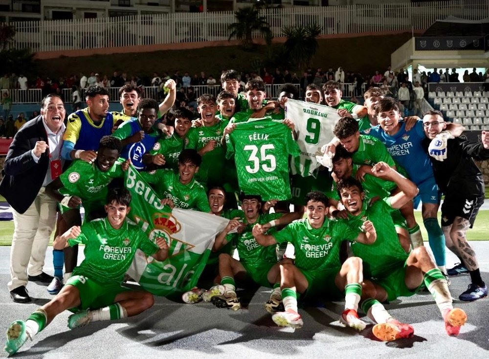 Los jugadores del Real Betis juvenil celebran la vitoria en el derbi, el pase a la final de la Copa de Campeones y la clasificación para la Youth League.- RBB