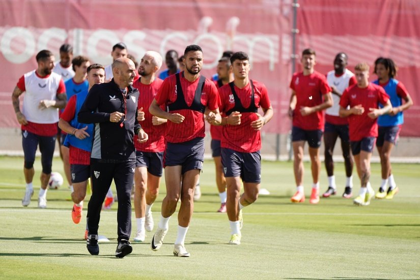 El Sevilla trabaja sobre el césped con vistas al partido frente al FC Barcelona .-SFC