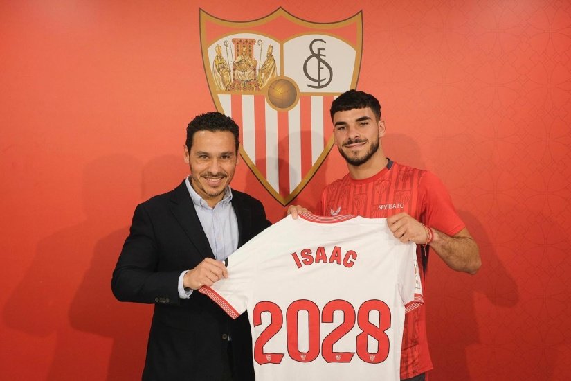 Isaac Romero posando con la camiseta de su renovación junto a Del Nido Carrasco  Foto: Sevilla FC